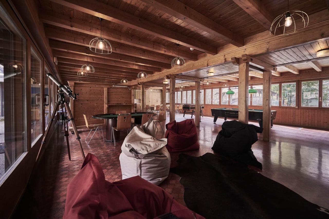 Alpine Base Hostel - Adults Only Lauterbrunnen Bagian luar foto