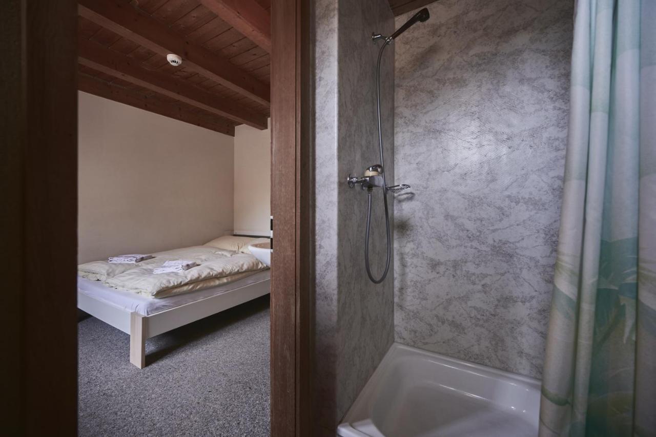 Alpine Base Hostel - Adults Only Lauterbrunnen Bagian luar foto