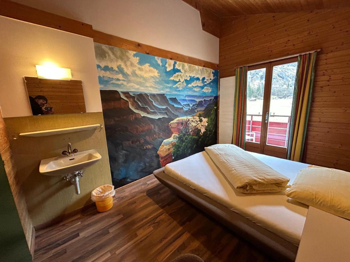 Alpine Base Hostel - Adults Only Lauterbrunnen Bagian luar foto