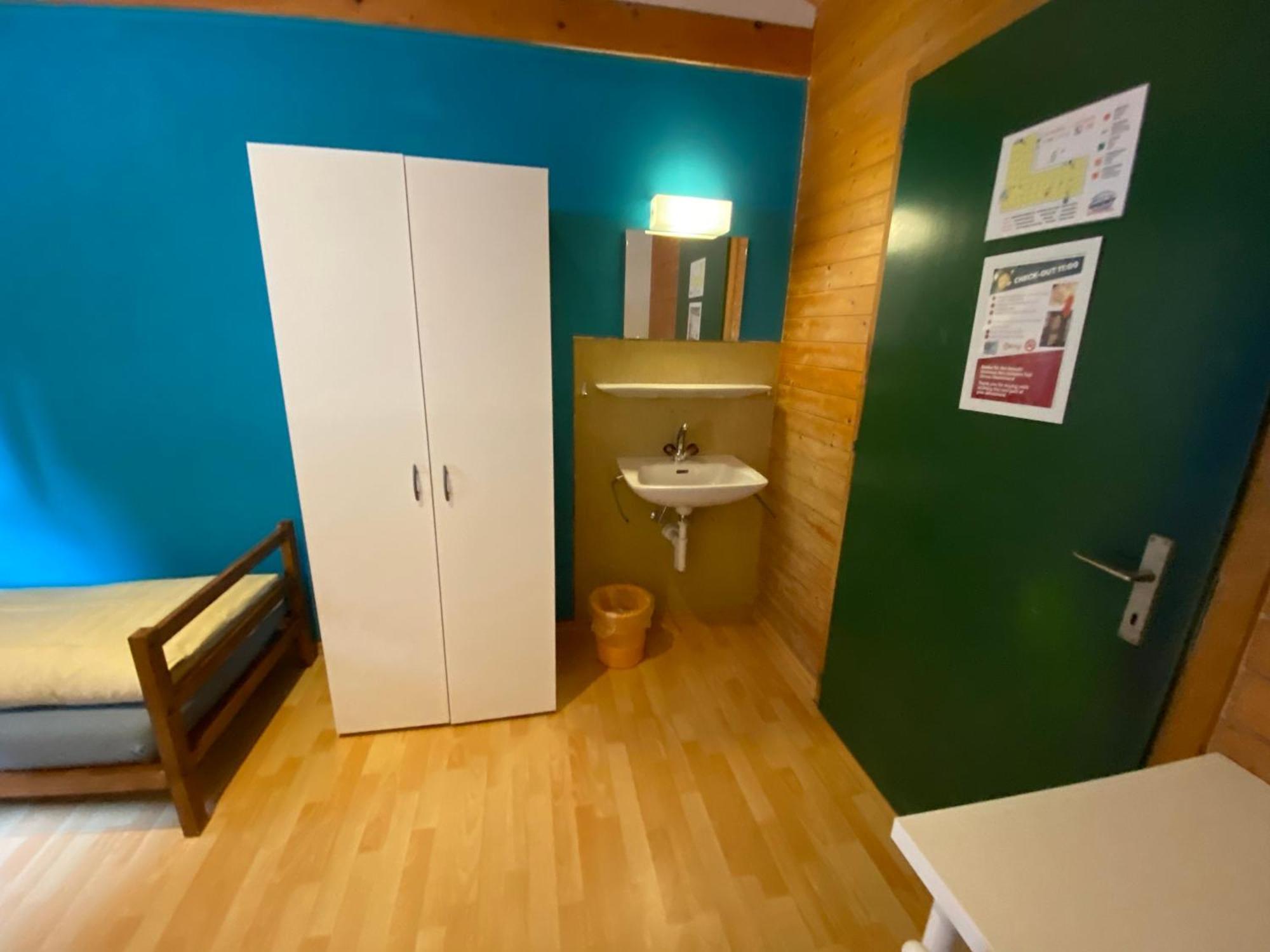 Alpine Base Hostel - Adults Only Lauterbrunnen Bagian luar foto