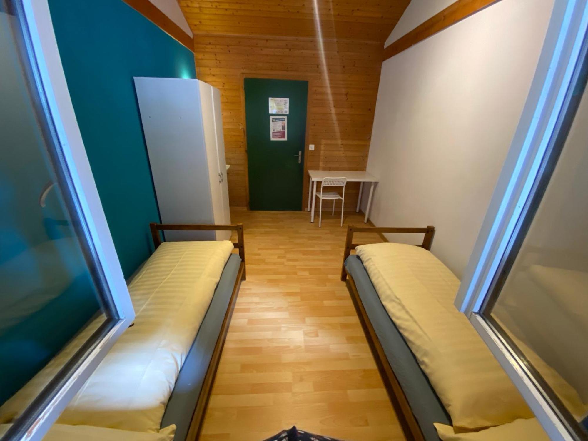 Alpine Base Hostel - Adults Only Lauterbrunnen Bagian luar foto