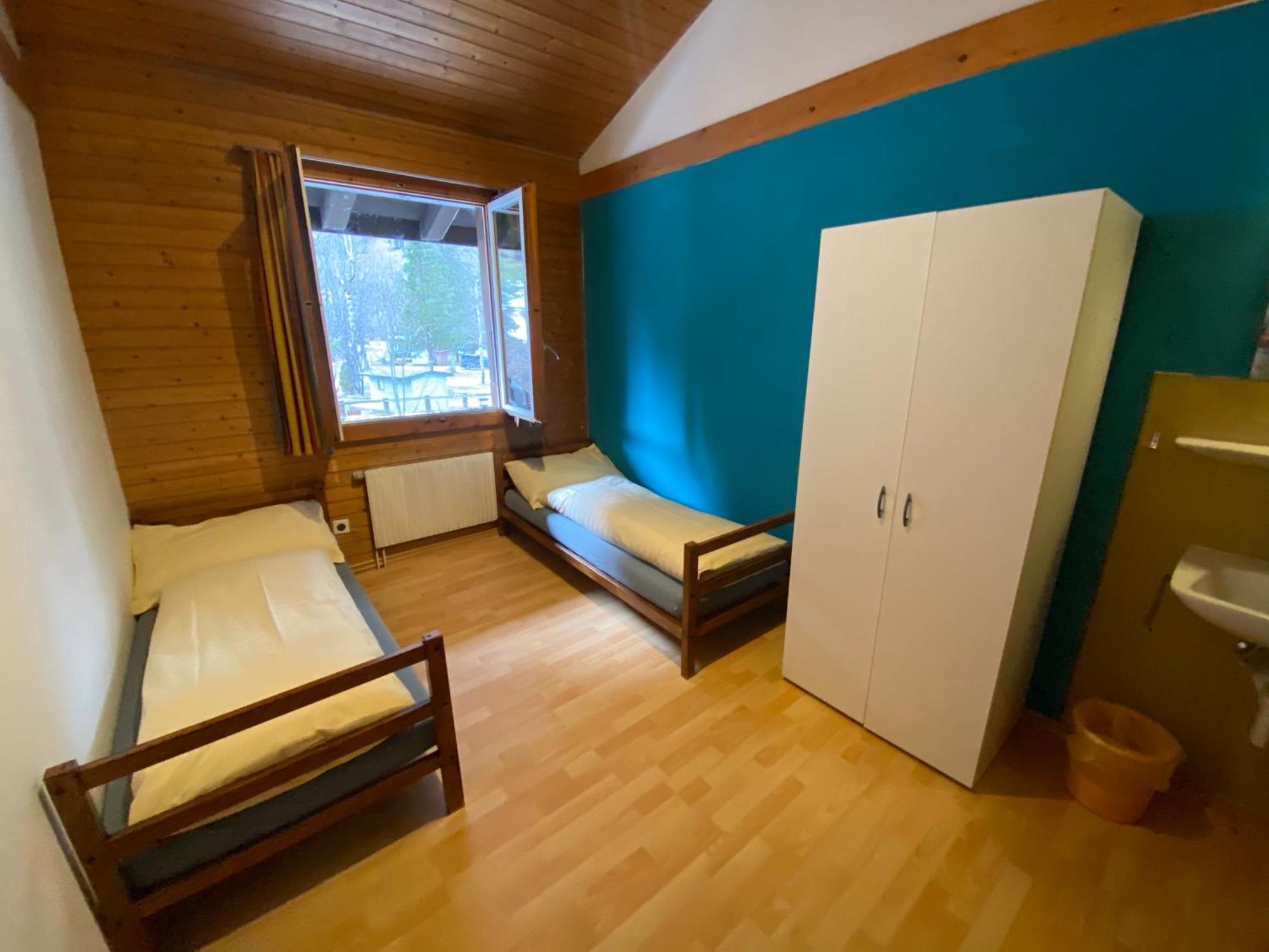 Alpine Base Hostel - Adults Only Lauterbrunnen Bagian luar foto