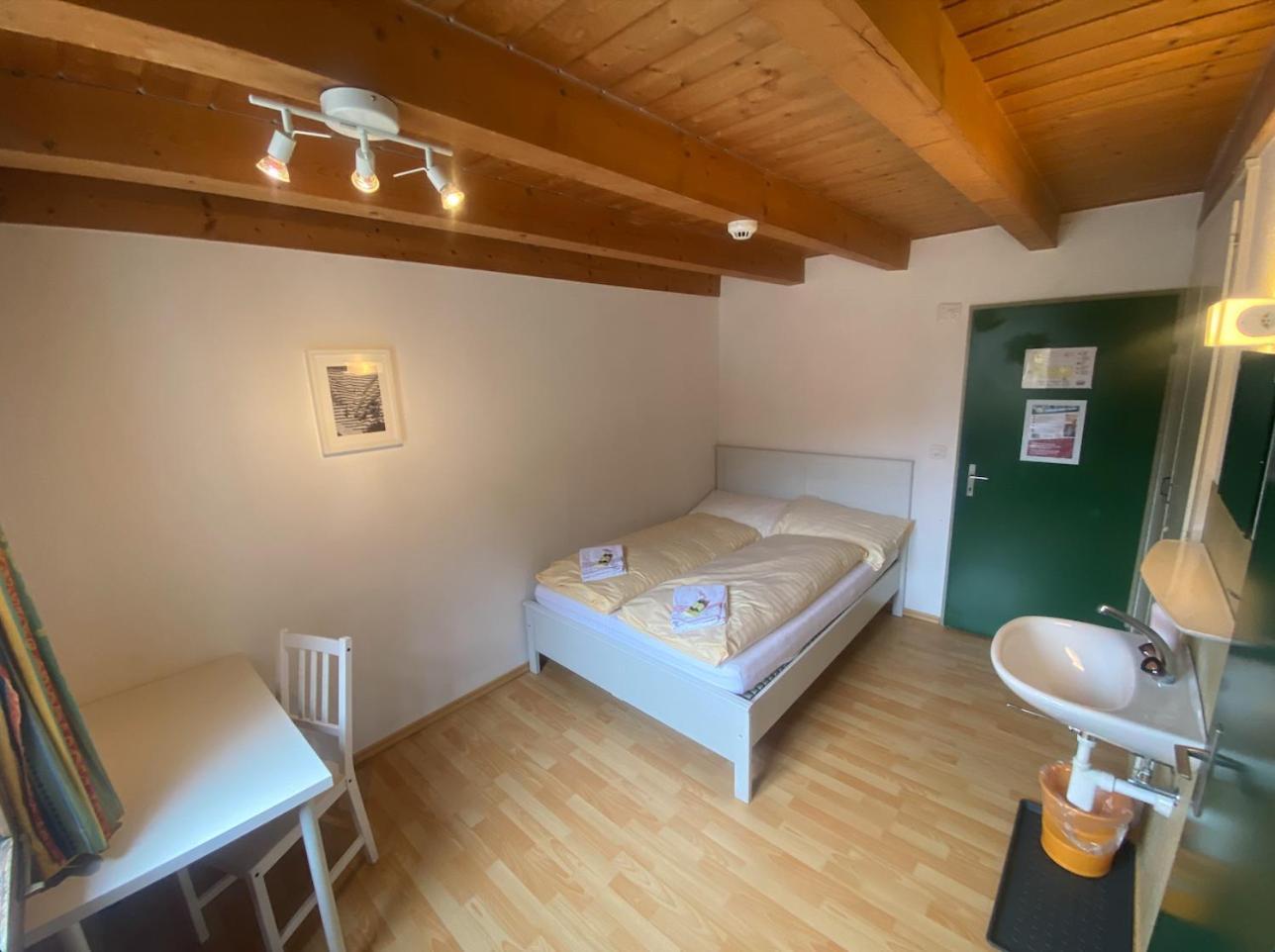 Alpine Base Hostel - Adults Only Lauterbrunnen Bagian luar foto