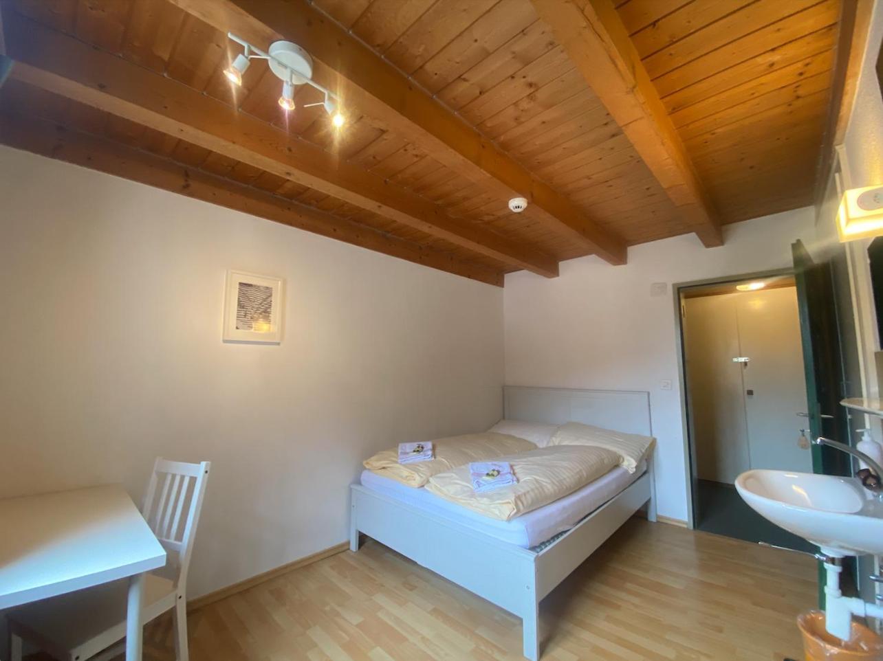 Alpine Base Hostel - Adults Only Lauterbrunnen Bagian luar foto