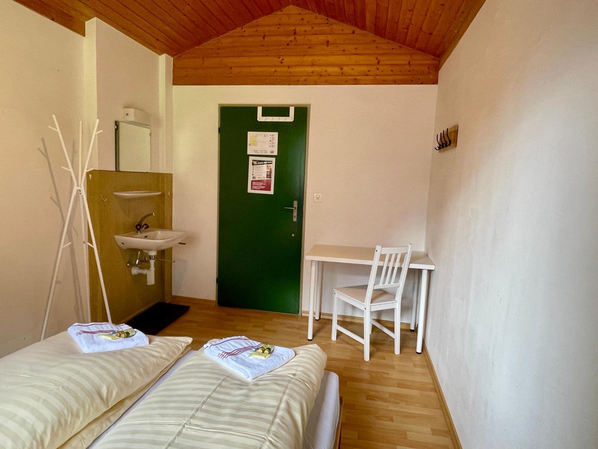Alpine Base Hostel - Adults Only Lauterbrunnen Bagian luar foto
