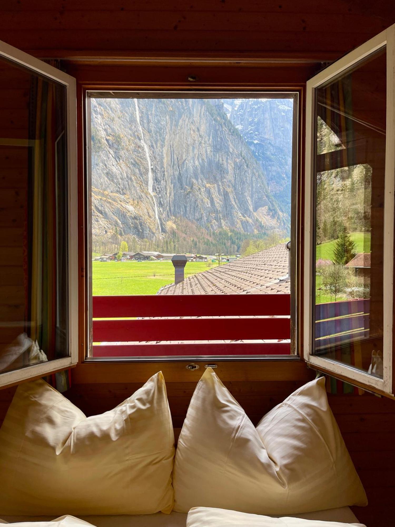 Alpine Base Hostel - Adults Only Lauterbrunnen Bagian luar foto
