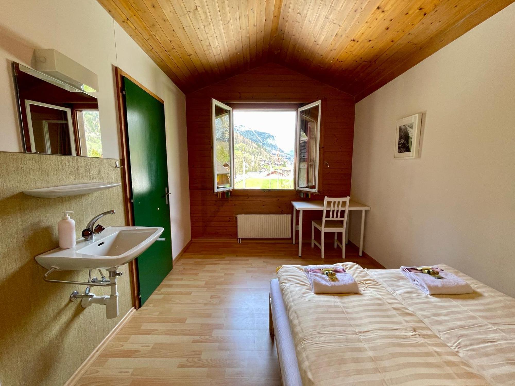 Alpine Base Hostel - Adults Only Lauterbrunnen Bagian luar foto