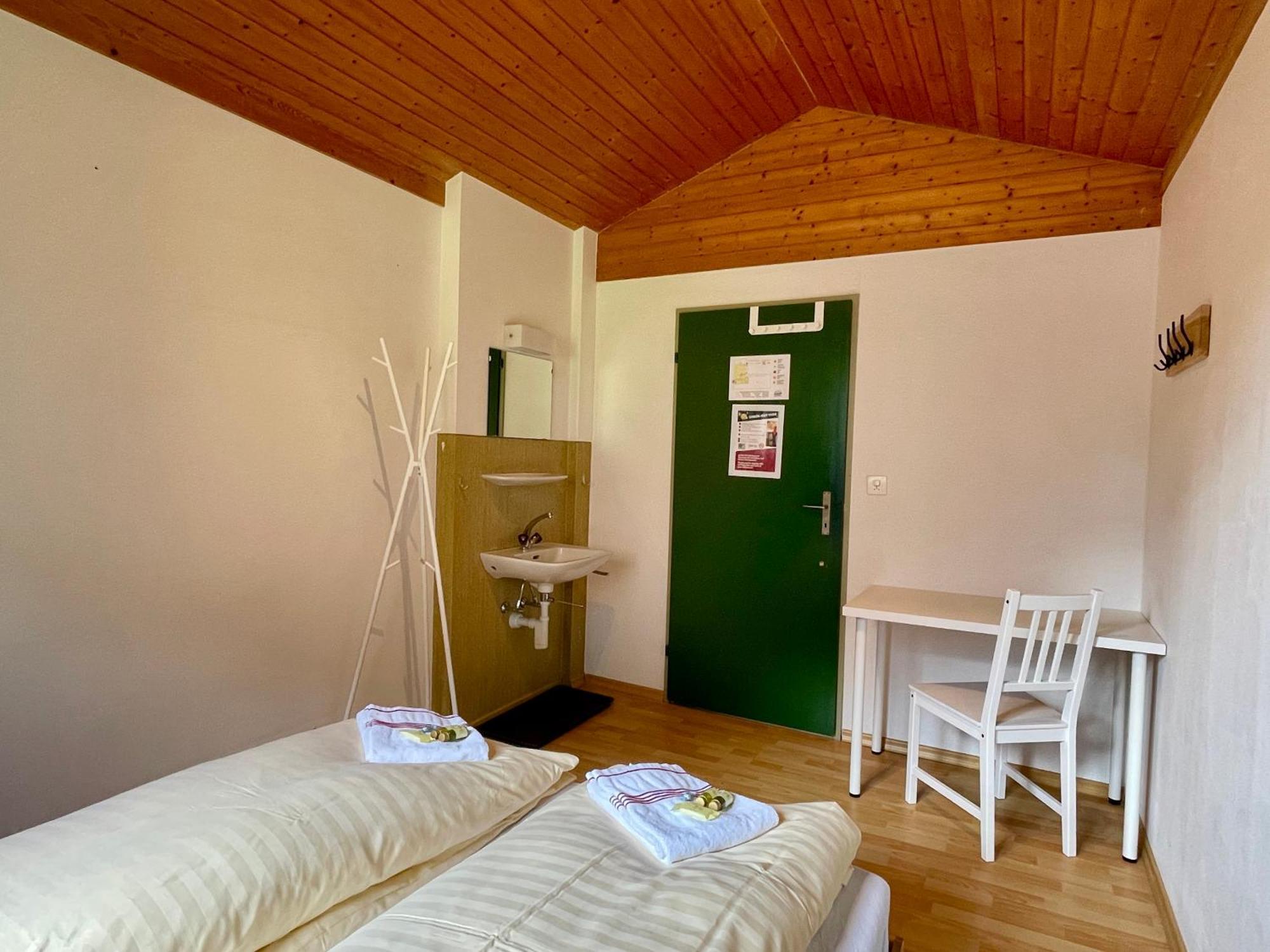 Alpine Base Hostel - Adults Only Lauterbrunnen Bagian luar foto