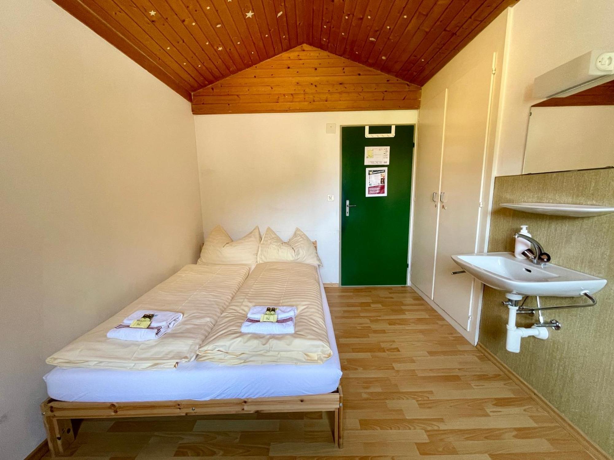 Alpine Base Hostel - Adults Only Lauterbrunnen Bagian luar foto