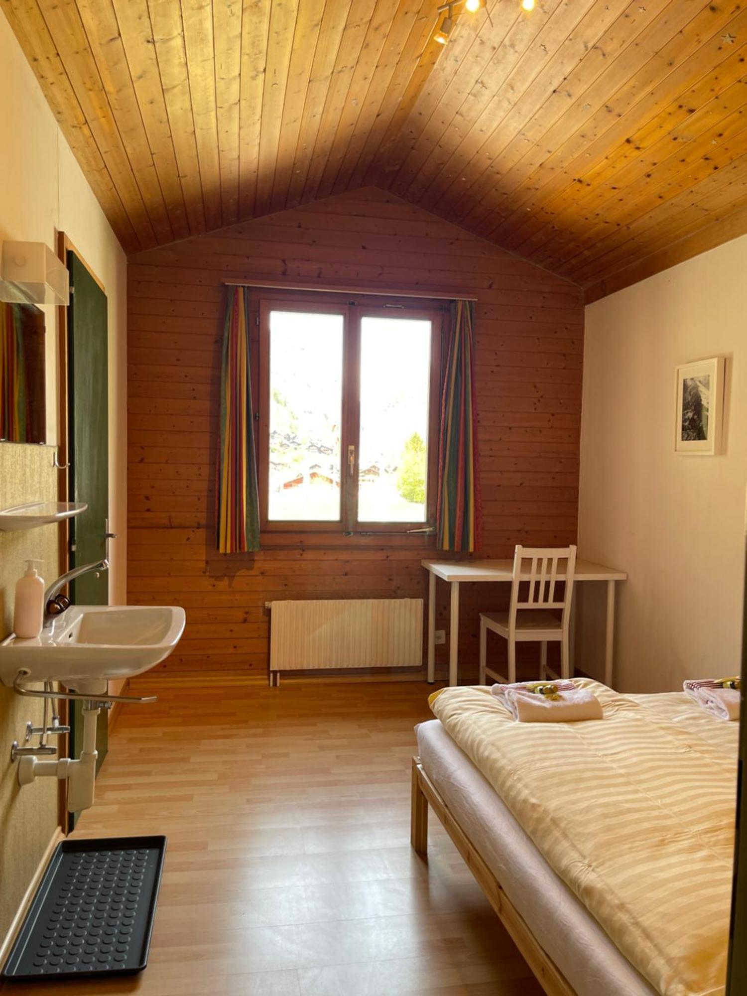Alpine Base Hostel - Adults Only Lauterbrunnen Bagian luar foto