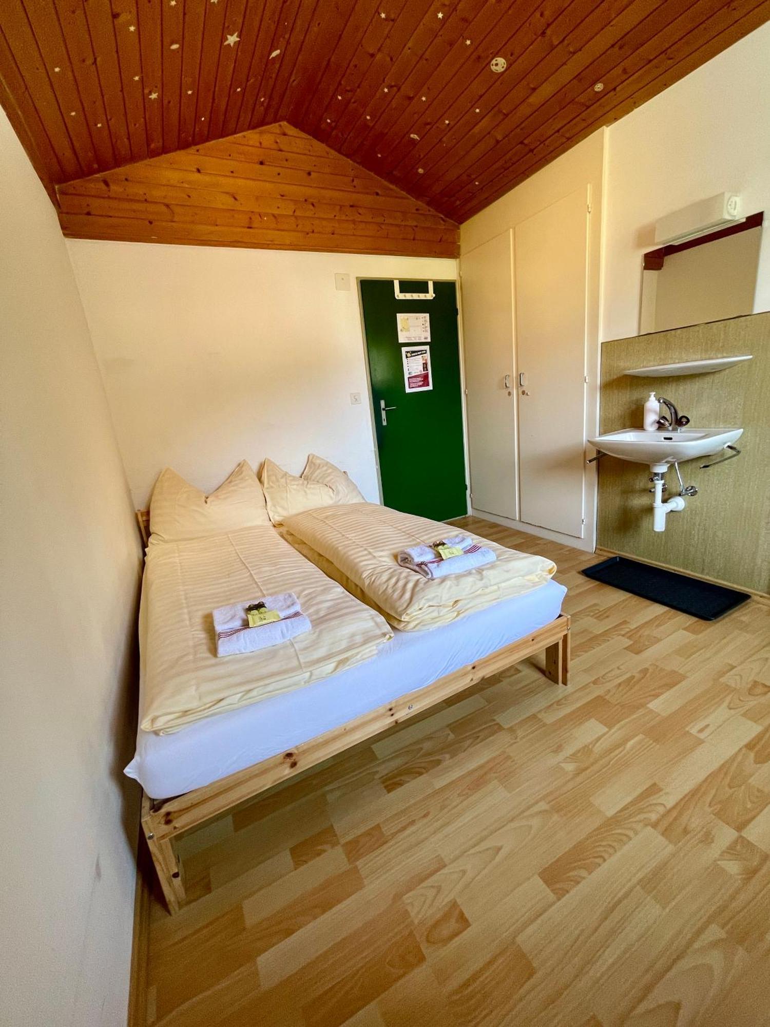 Alpine Base Hostel - Adults Only Lauterbrunnen Bagian luar foto