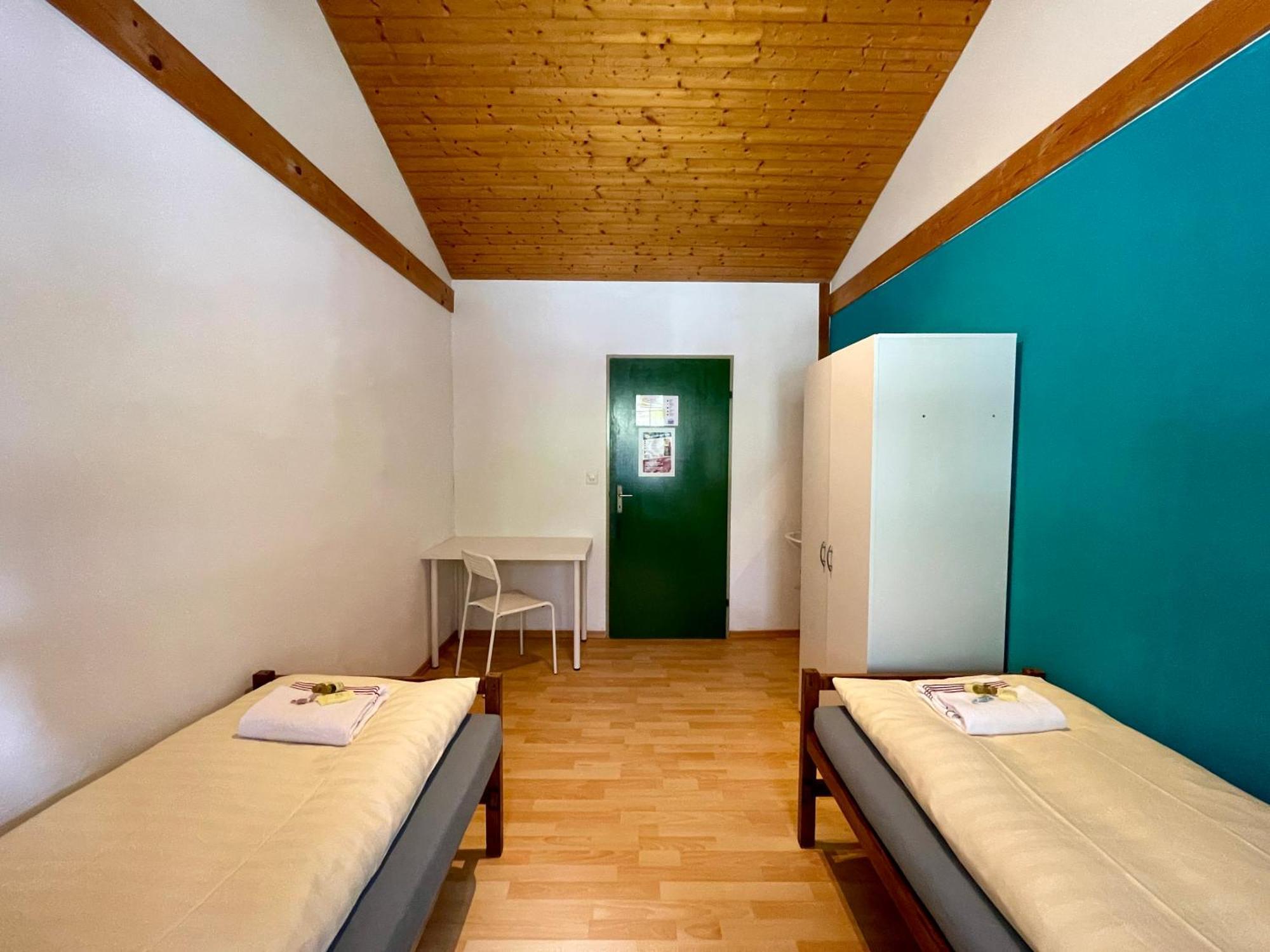 Alpine Base Hostel - Adults Only Lauterbrunnen Bagian luar foto