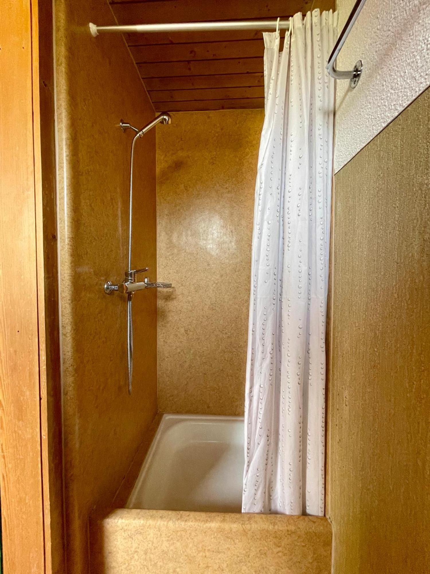 Alpine Base Hostel - Adults Only Lauterbrunnen Bagian luar foto