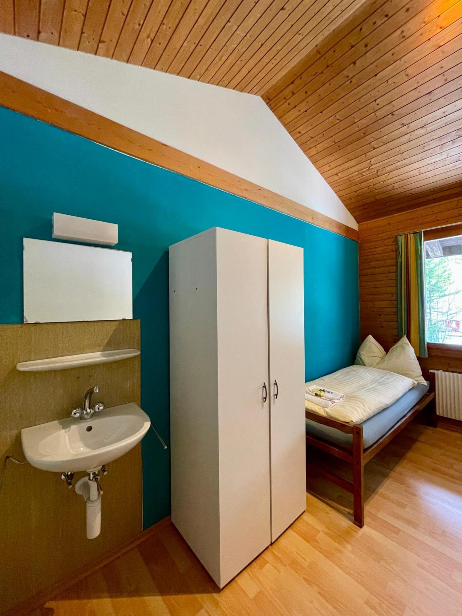 Alpine Base Hostel - Adults Only Lauterbrunnen Bagian luar foto