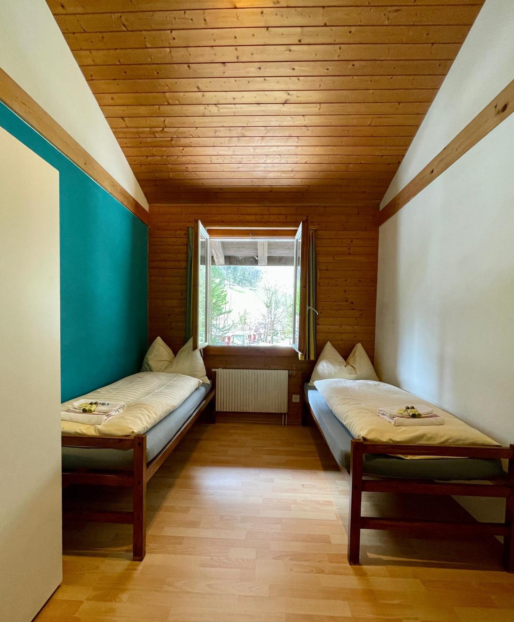 Alpine Base Hostel - Adults Only Lauterbrunnen Bagian luar foto